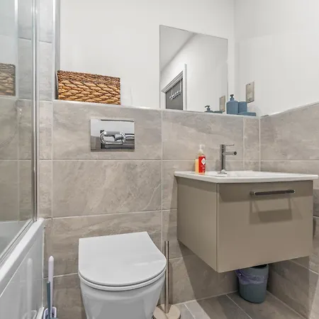 With Gym - Close To Minister * York