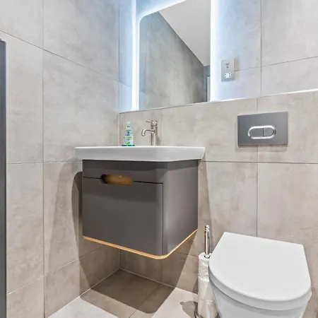 With Gym - Close To Minister * York